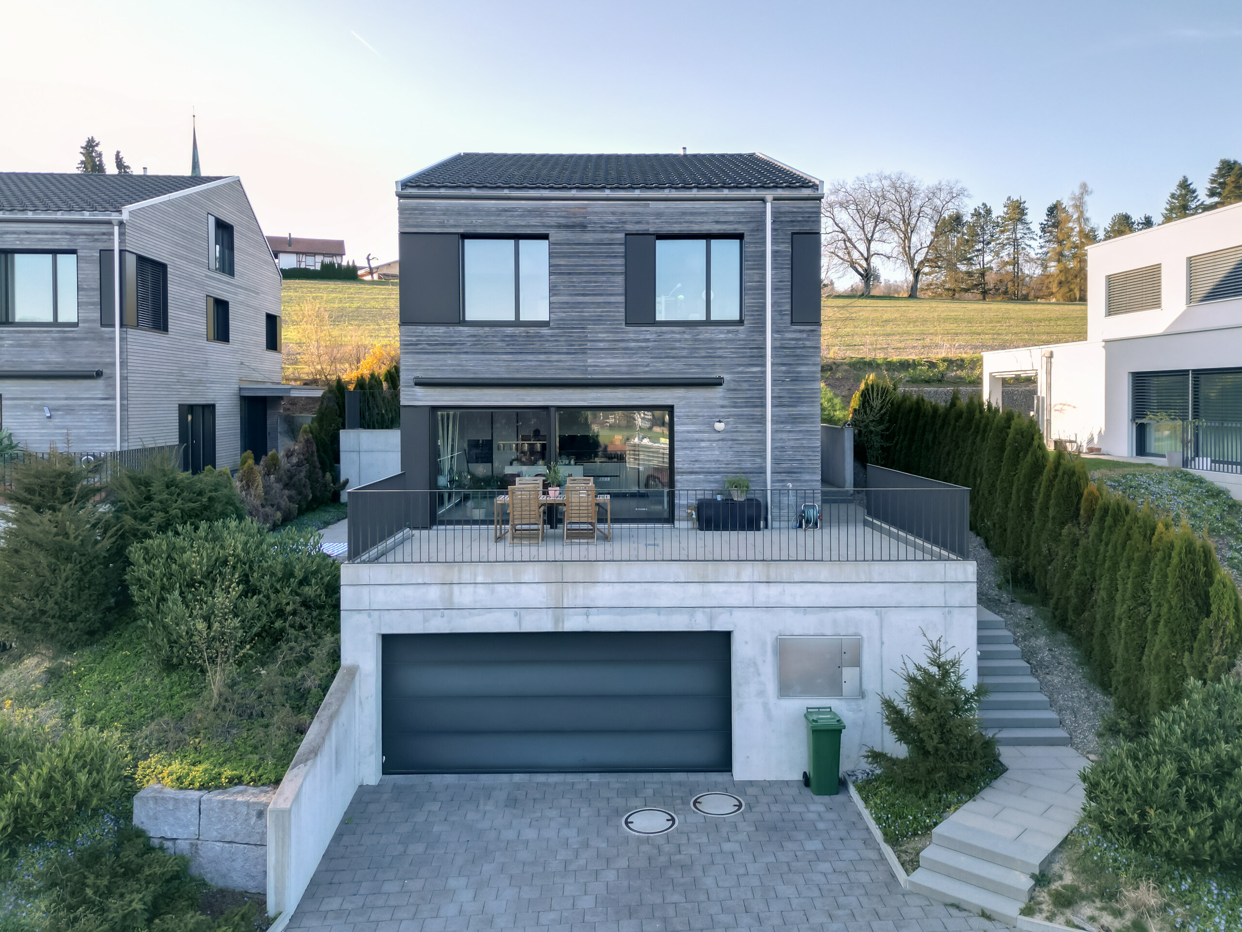 Modernes Einfamilienhaus mit Terrasse und Garageneinfahrt