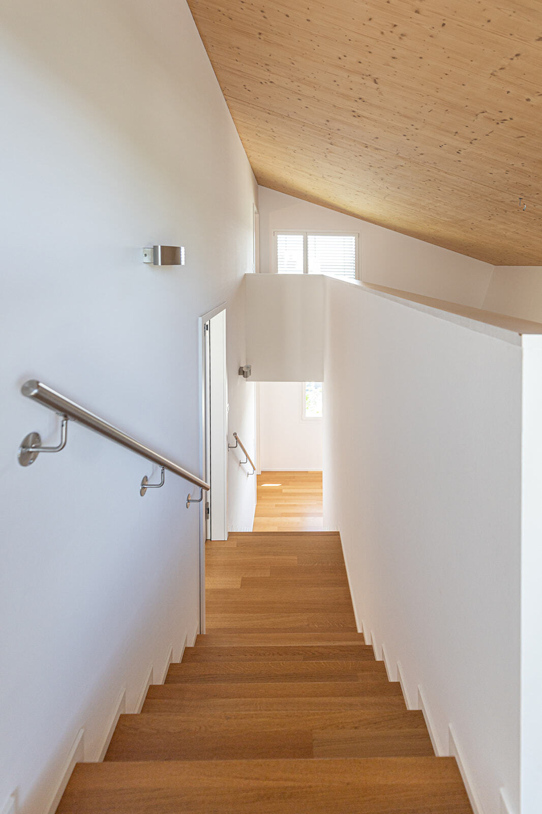 Treppenhaus mit Holzstufen