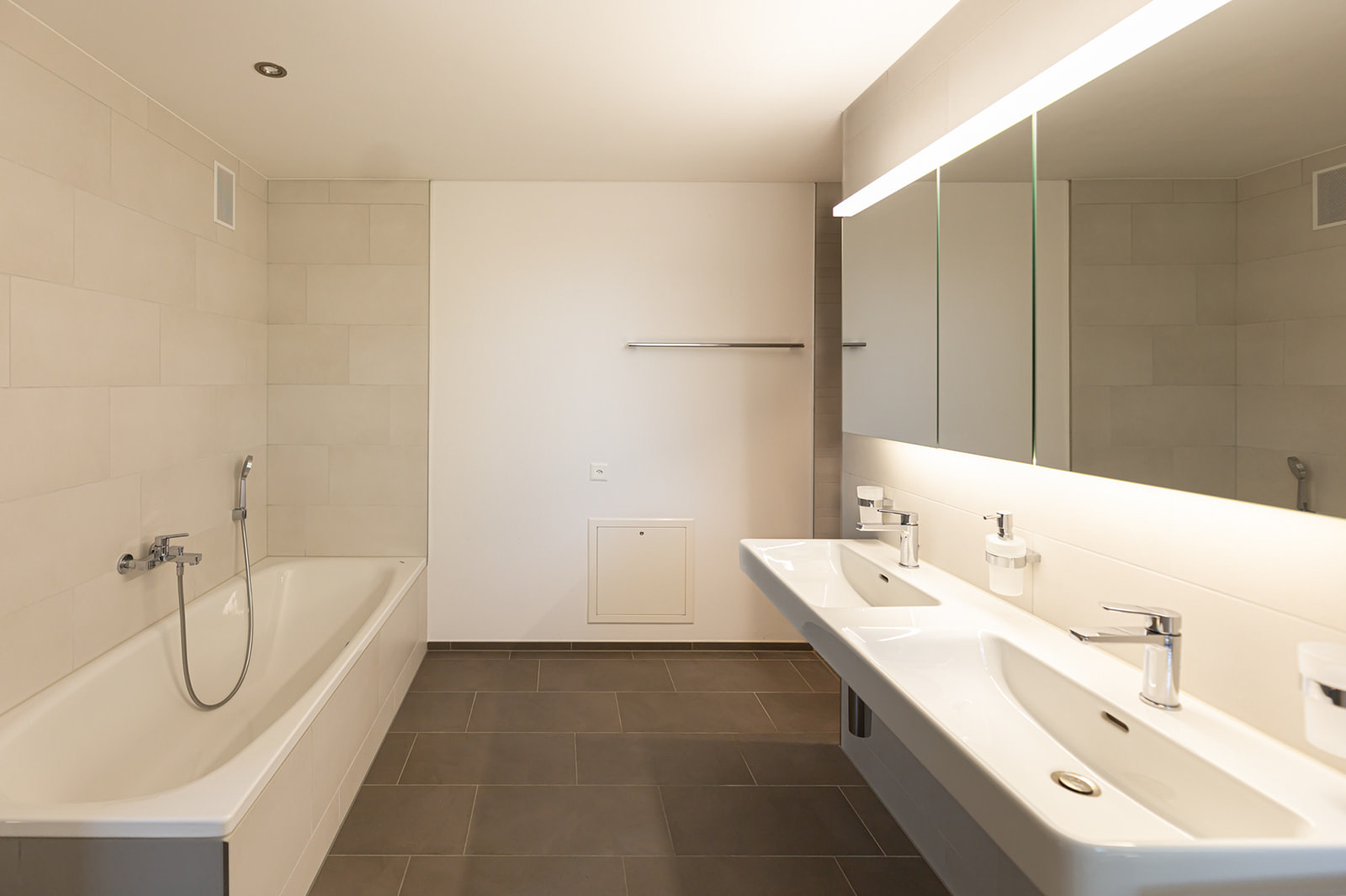 Modernes Badezimmer mit Wanne und Doppelwaschtisch