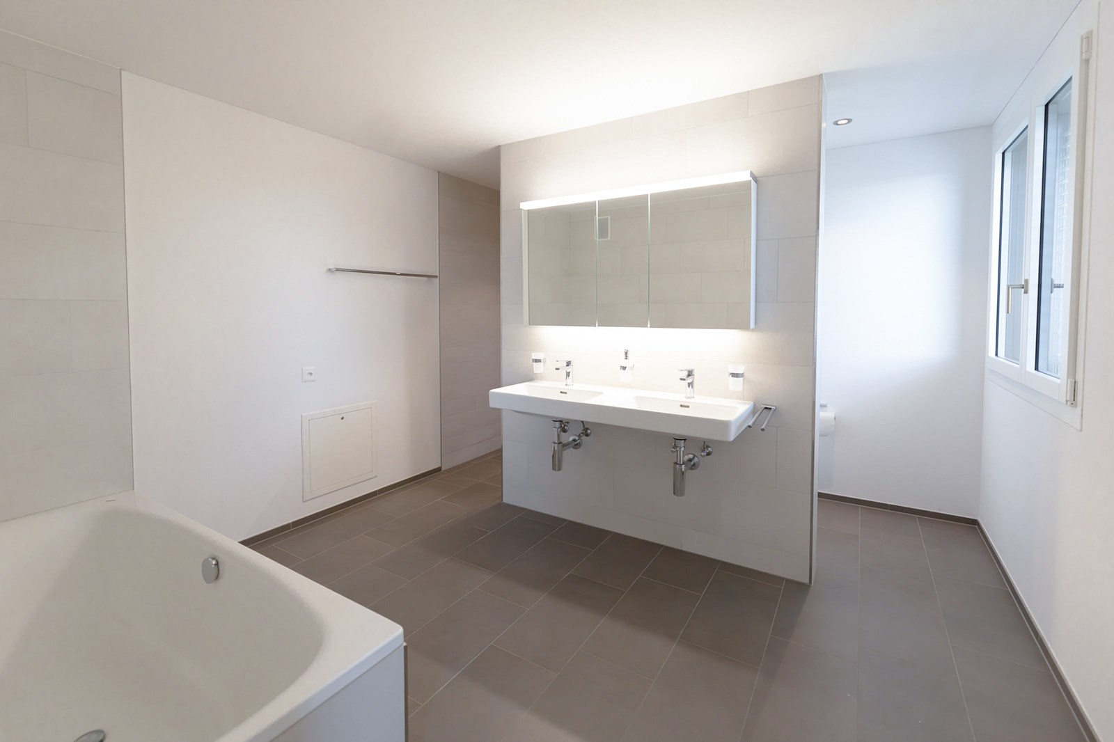 Modernes Badezimmer mit Doppelwaschtisch und Badewanne
