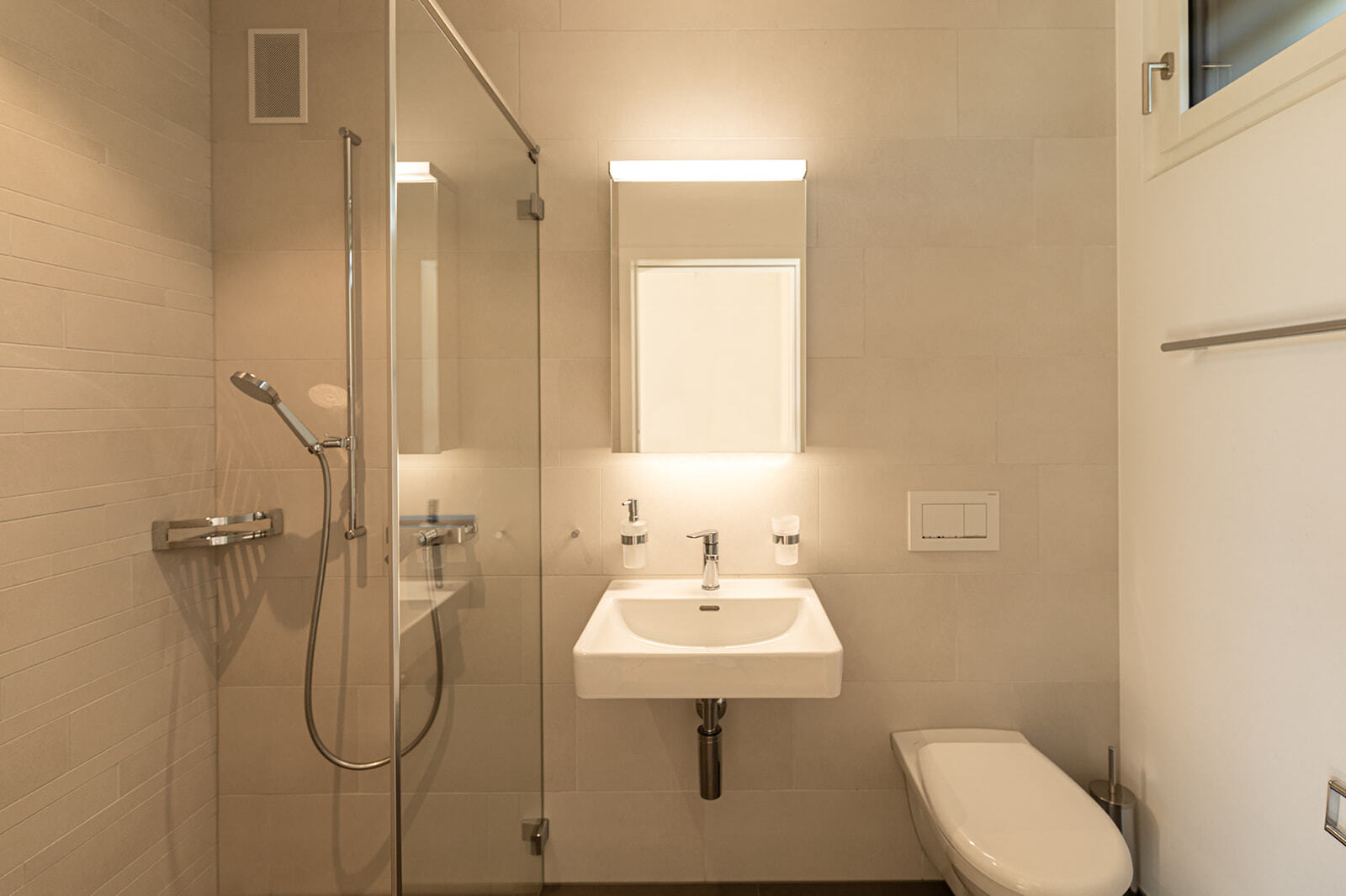 Modernes Bad mit Dusche und Waschbecken