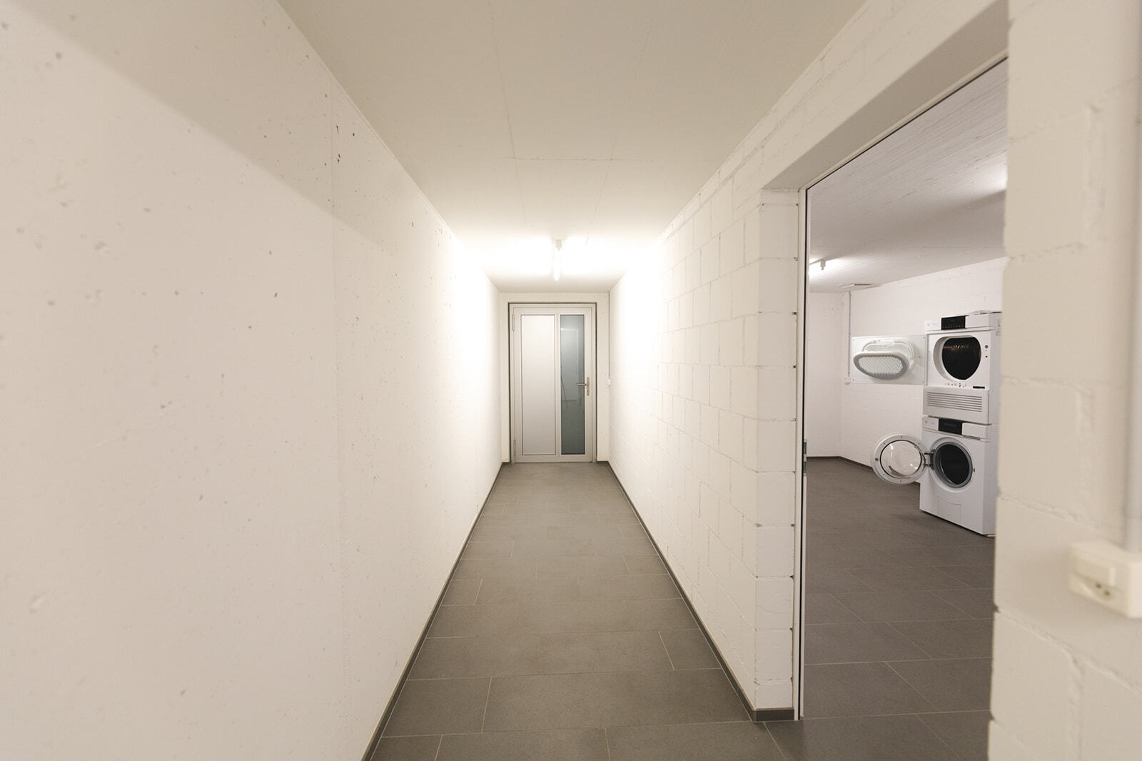 Kellerflur mit Nebenraum