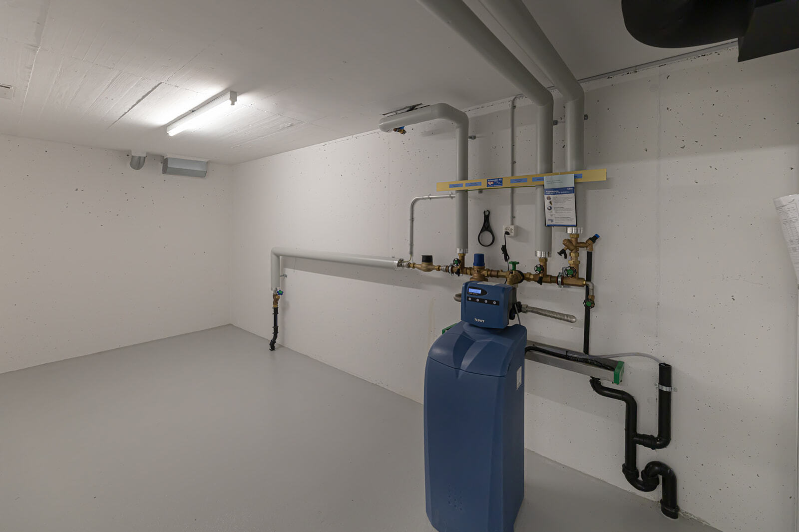 Technikraum mit Heiz- und Rohrinstallation