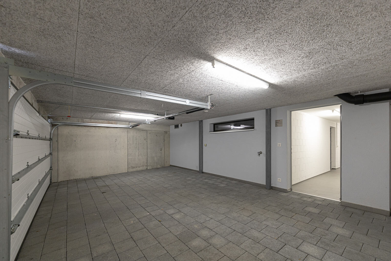 Tiefgarage mit Zugang zum Innenflur