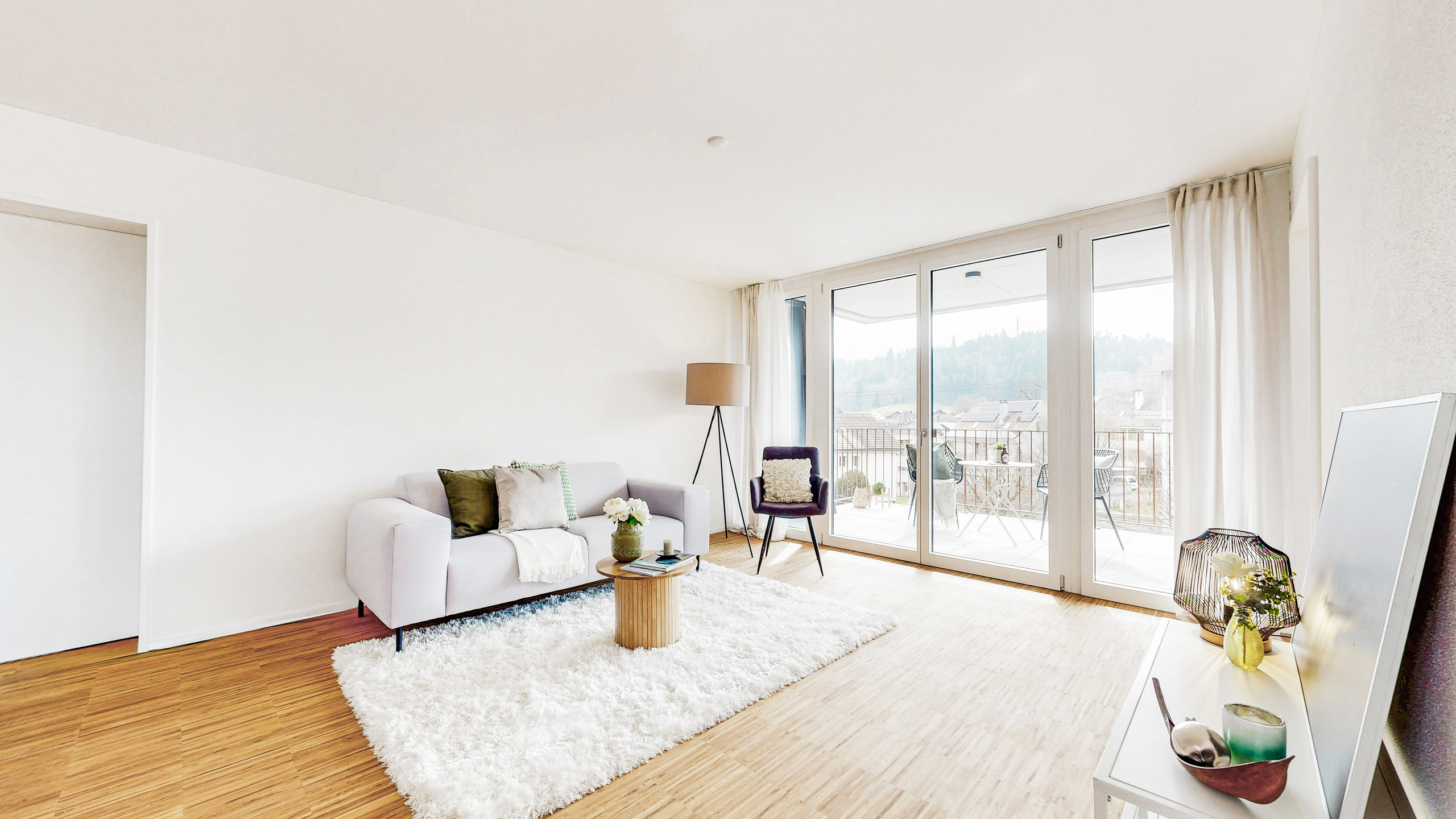 Helles Wohnzimmer mit Balkonblick