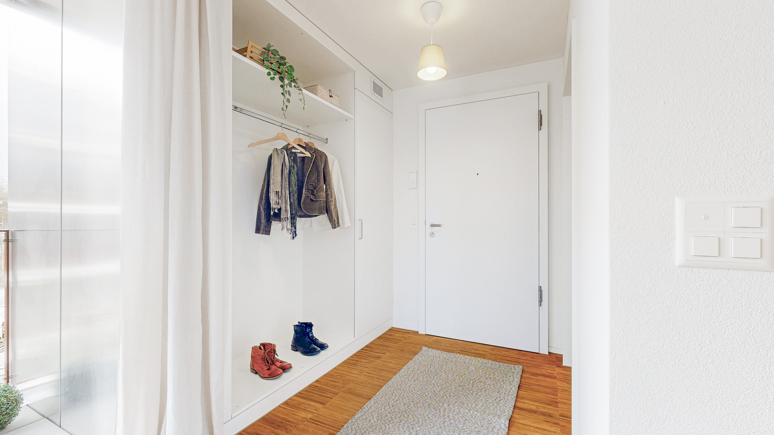 Heller Eingangsbereich mit Einbauschrank