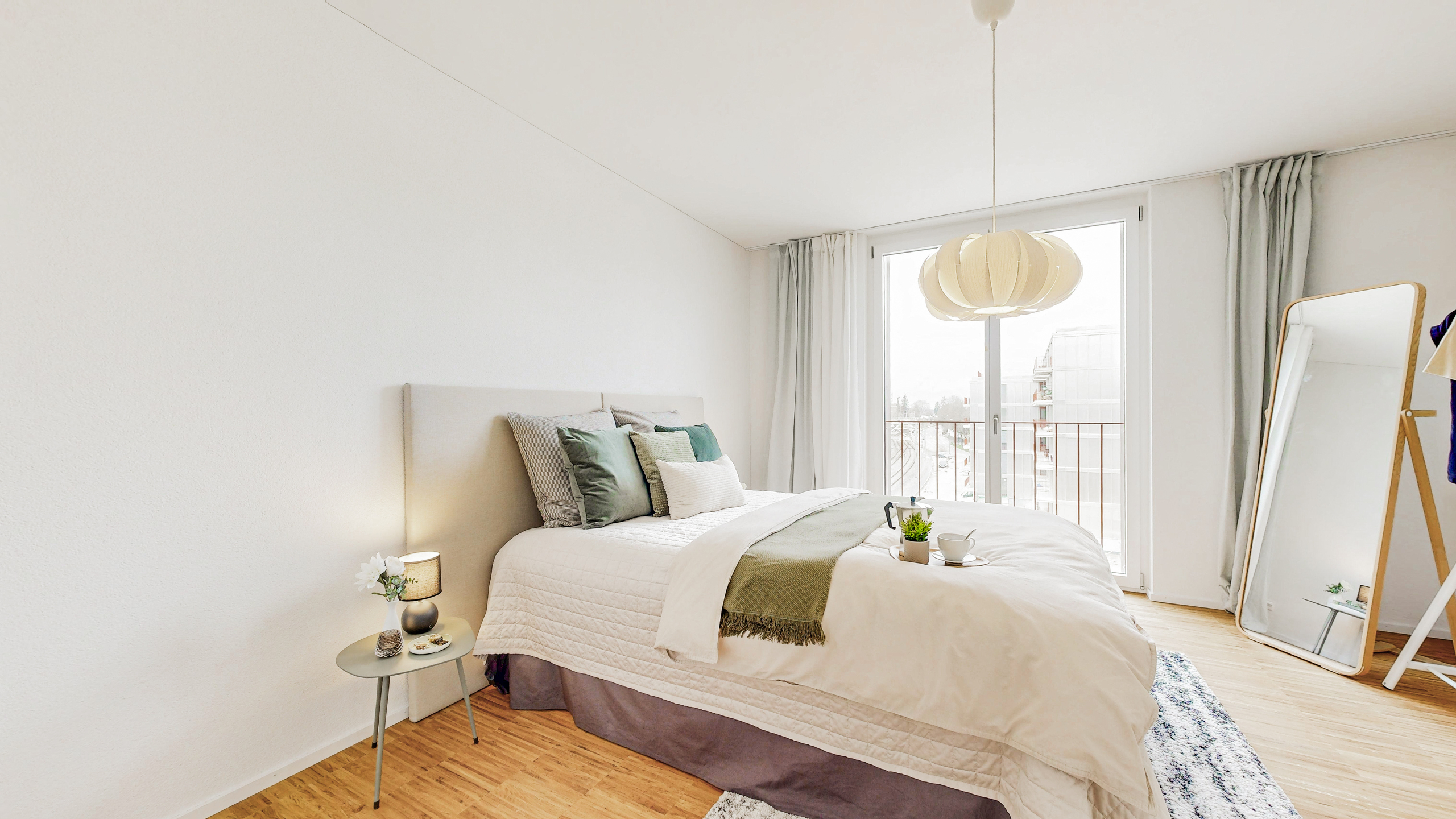 Helles, modern eingerichtetes Schlafzimmer mit Balkonblick