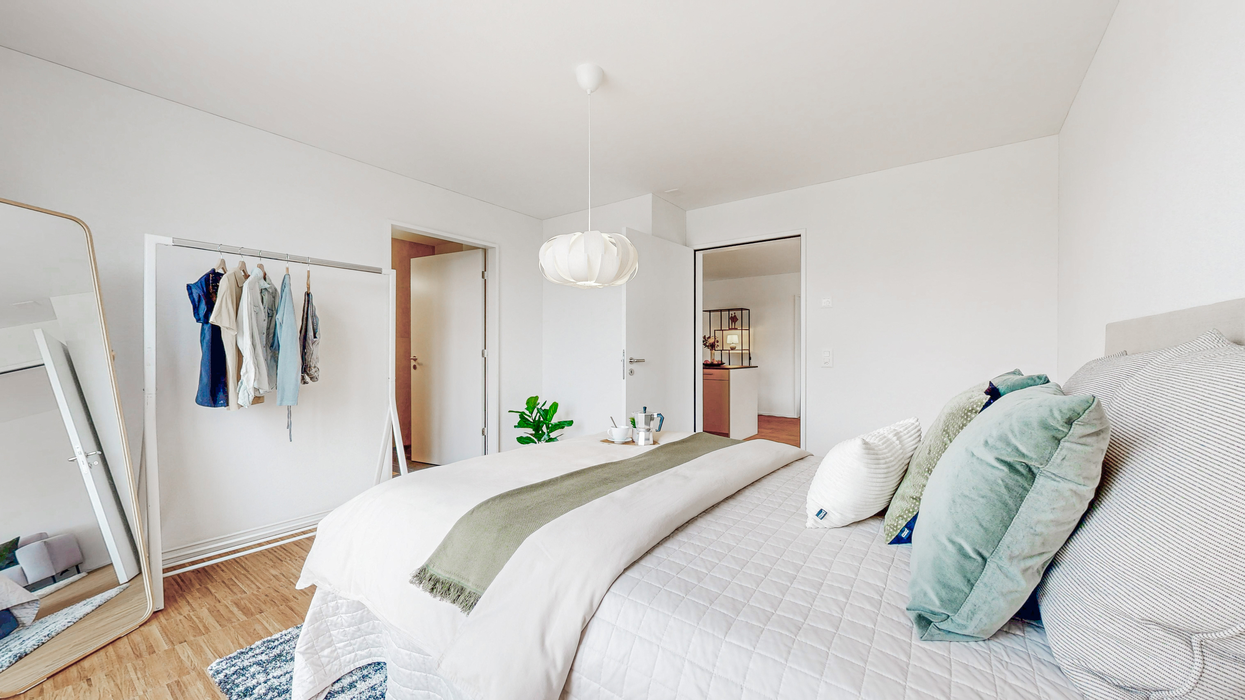 Helles Schlafzimmer mit offenem Durchgang