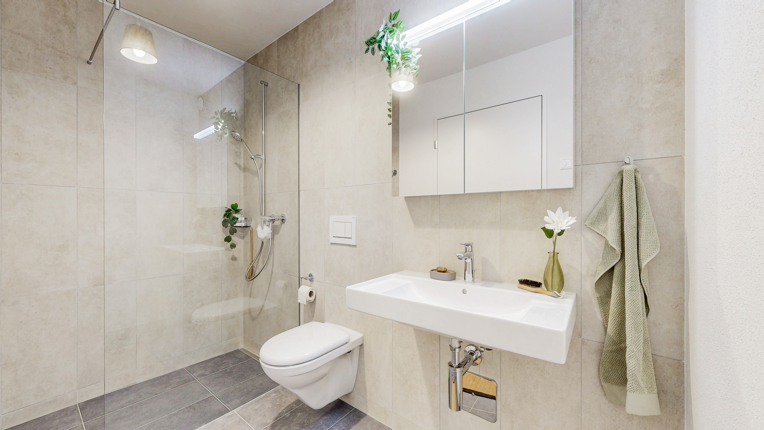 Modernes Badezimmer mit Dusche und wandhängendem WC