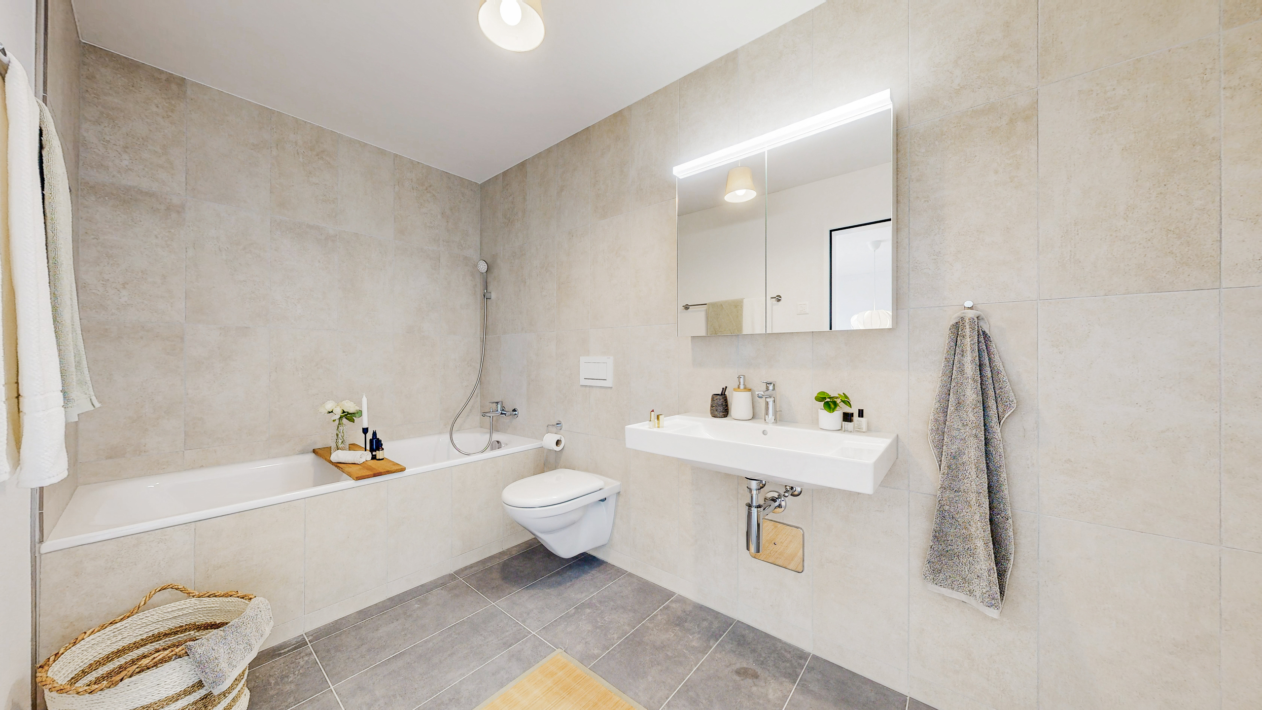 Modernes Badezimmer mit Wanne, Waschtisch und Wand-WC
