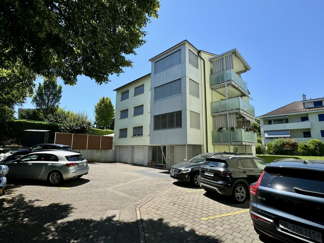 Mehrfamilienhaus mit Parkplatz