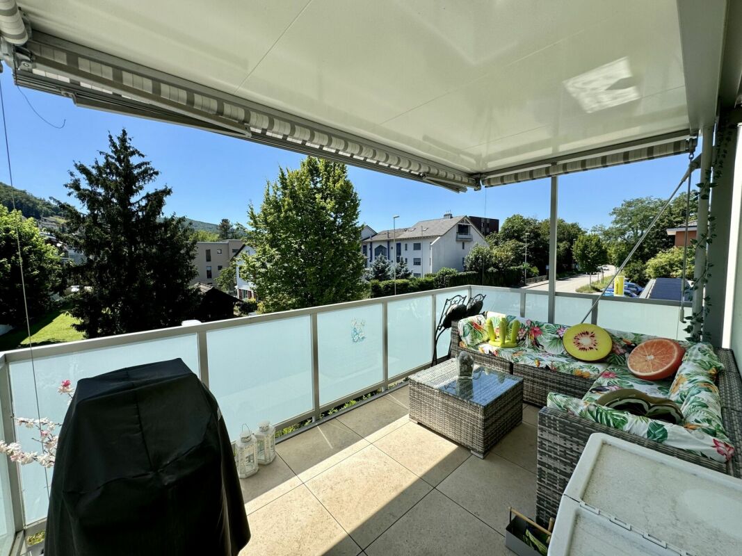 Balkon mit Sitzgruppe und Grill