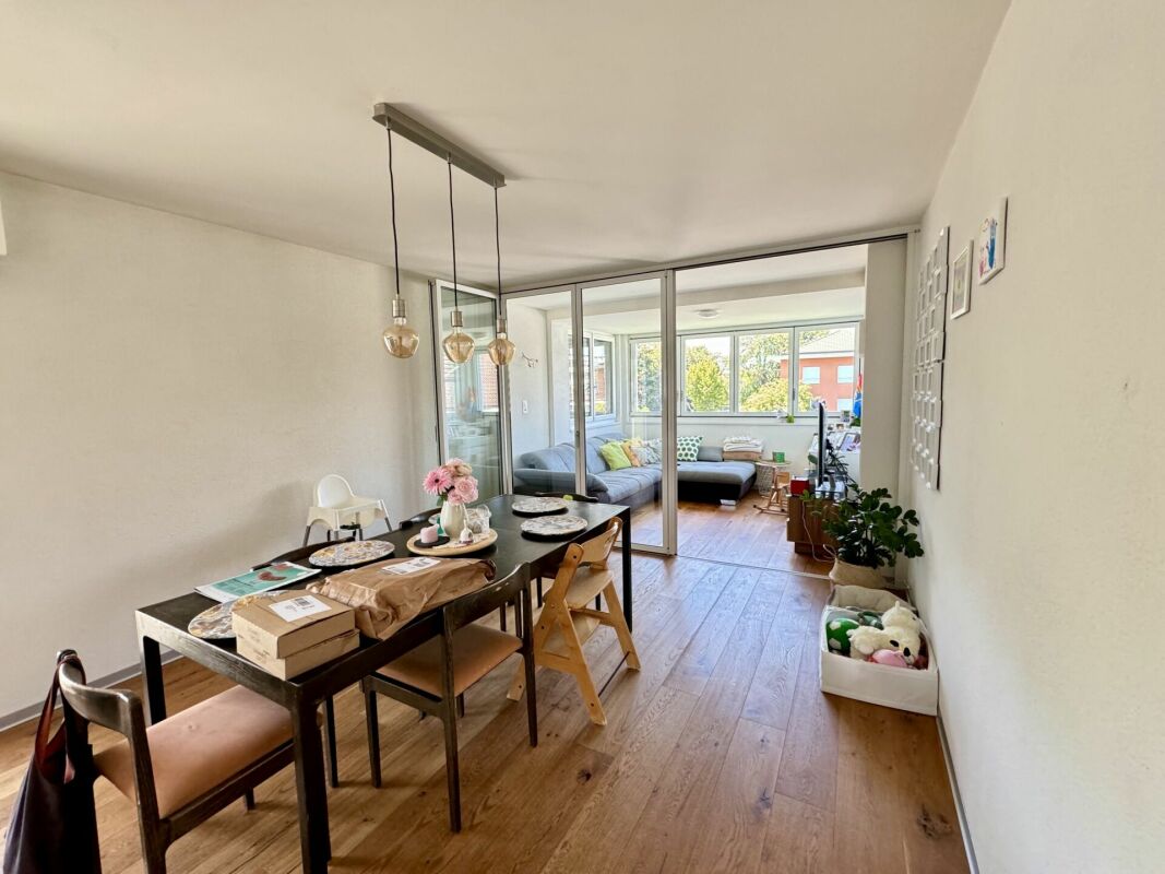 Essbereich mit Blick ins Wohnzimmer