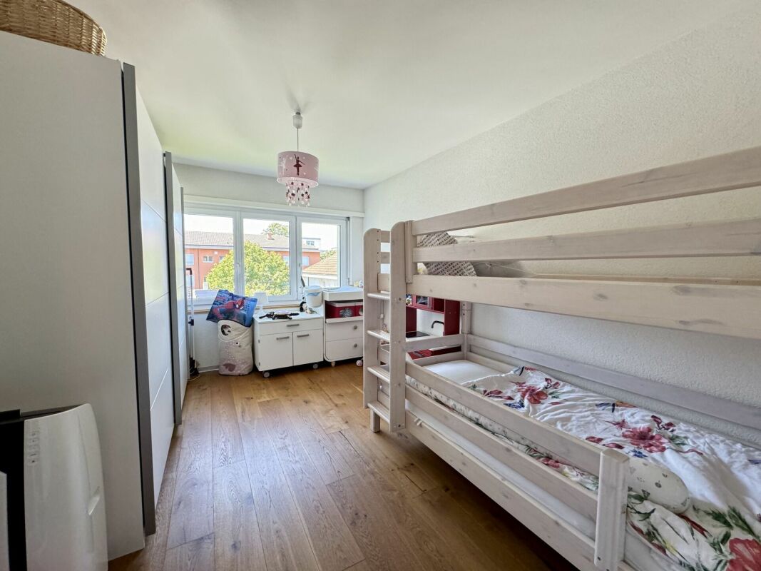 Kinderzimmer mit Hochbett und Fenster