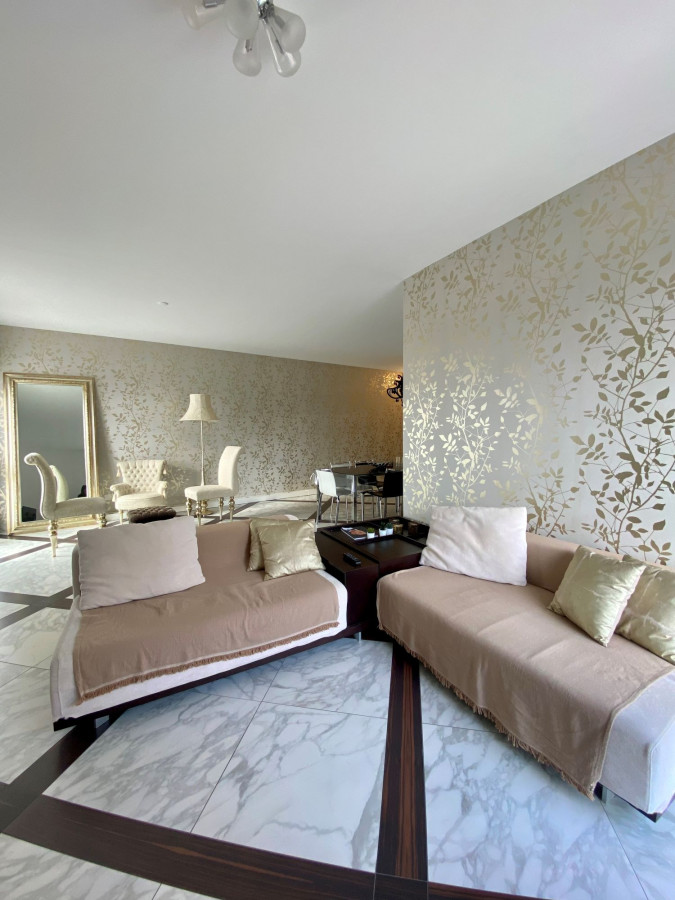 Elegantes Wohnzimmer mit goldfarbenem Dekor