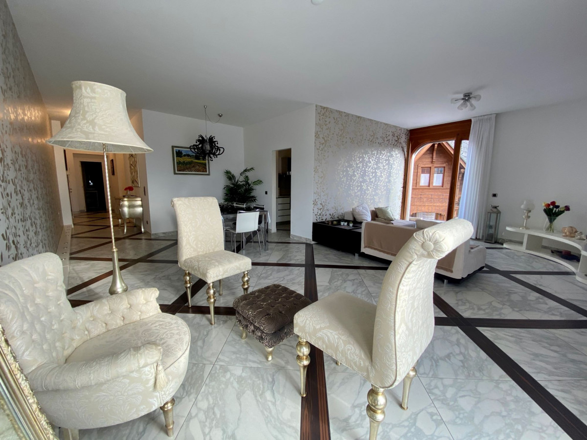Eleganter Wohnraum mit Marmorboden