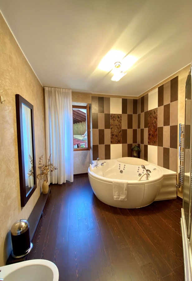 Badezimmer mit Whirlpool-Badewanne