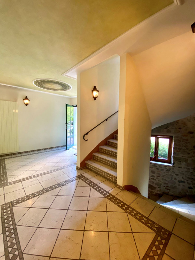 Eingangsbereich mit Treppe und Steinwand