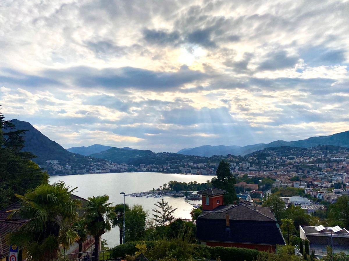 Seeblick über eine Stadt in den Bergen