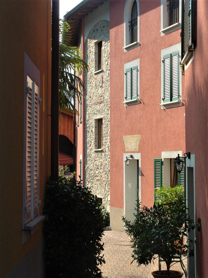 Enge mediterrane Häusergasse