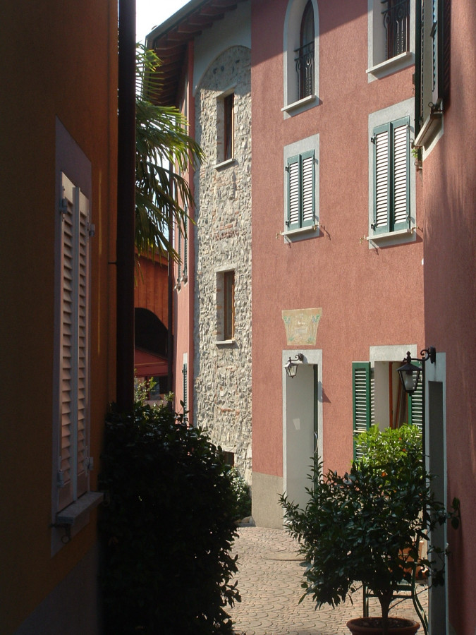 Mediterraner Innenhof zwischen Wohnhäusern