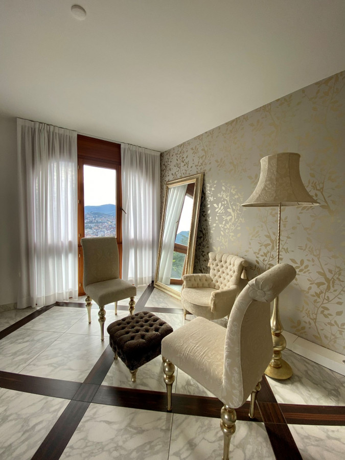 Elegante Sitzecke mit Ausblick