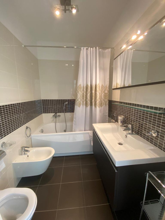 Modernes Badezimmer mit Wanne und Doppelwaschtisch