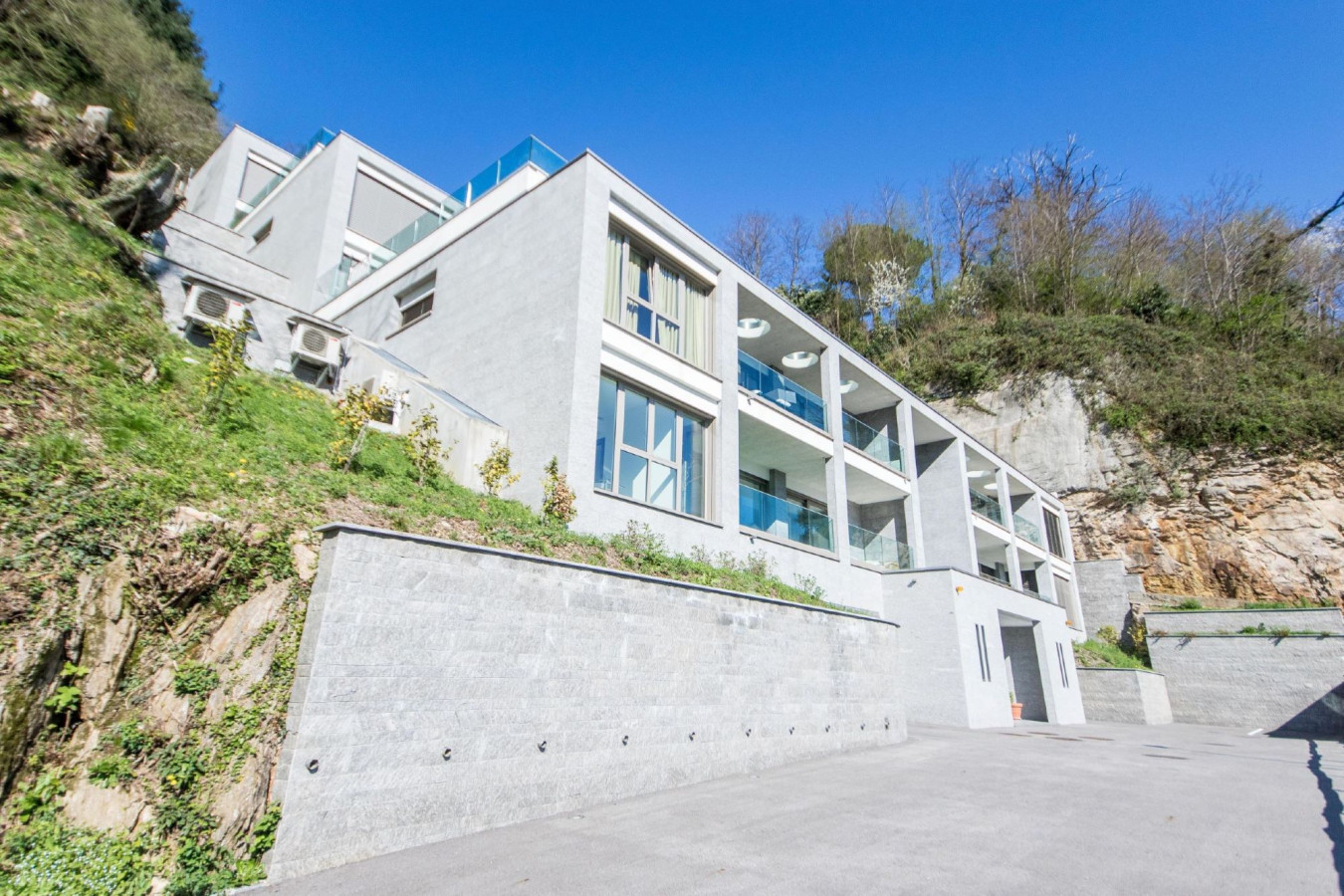 Modernes Hanghaus mit Terrassen