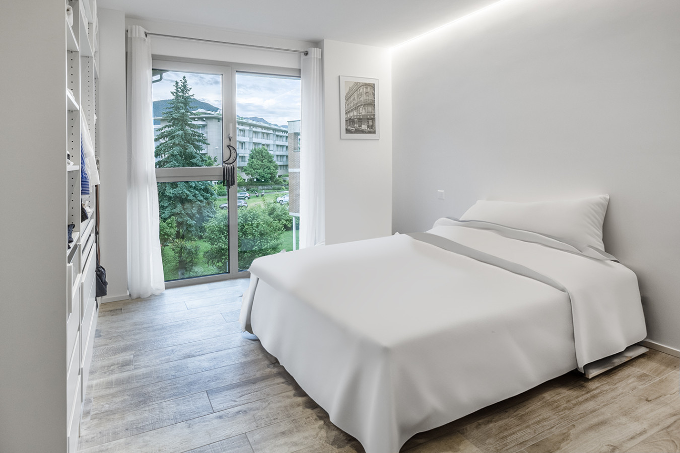 Schlichtes Schlafzimmer mit Balkonblick