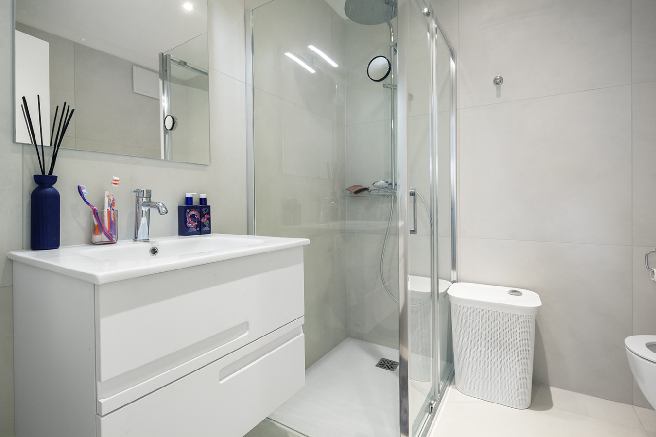 Modernes Badezimmer mit Glasdusche