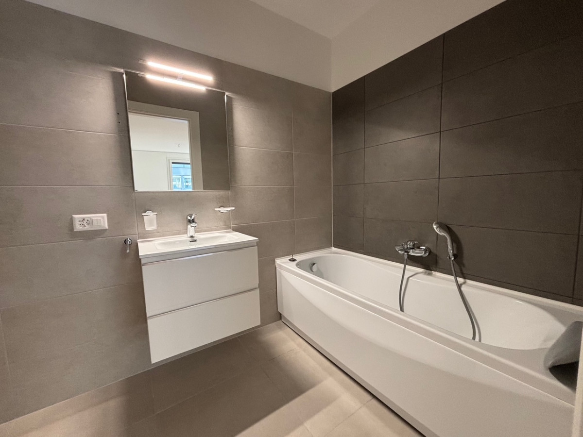Modernes Badezimmer mit Wanne