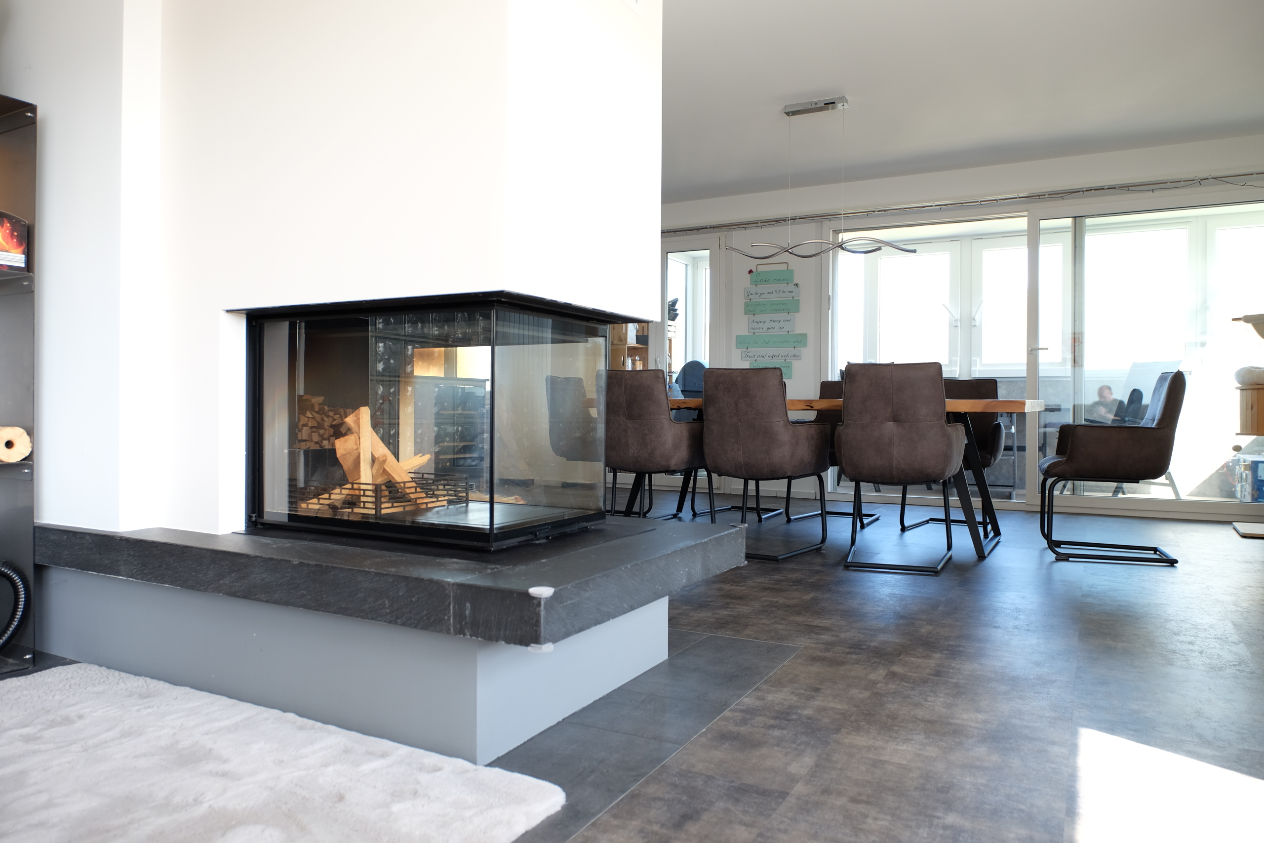 Modernes Wohnzimmer mit Kamin und Essbereich