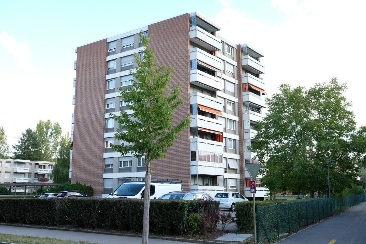 Mehrfamilienhaus mit Balkonen