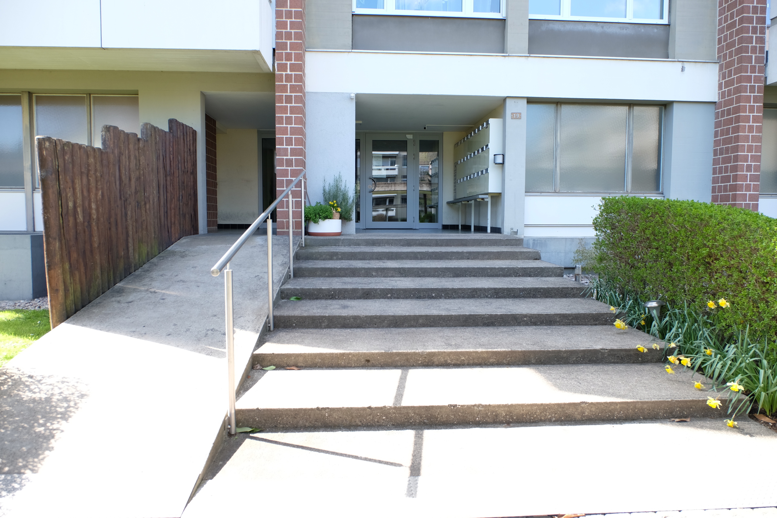 Eingangsbereich eines Mehrfamilienhauses
