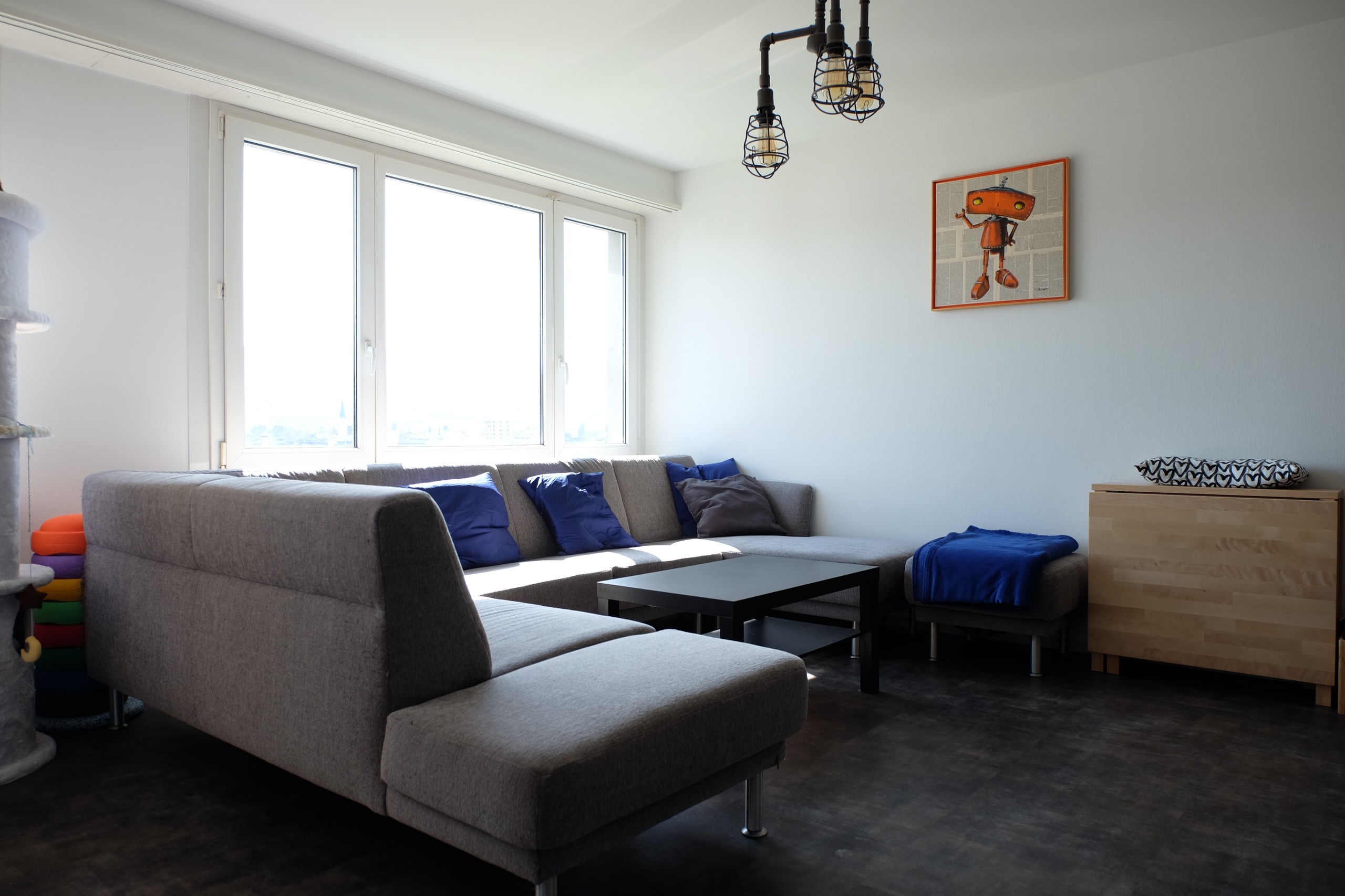 Modernes Wohnzimmer mit großer Fensterfront