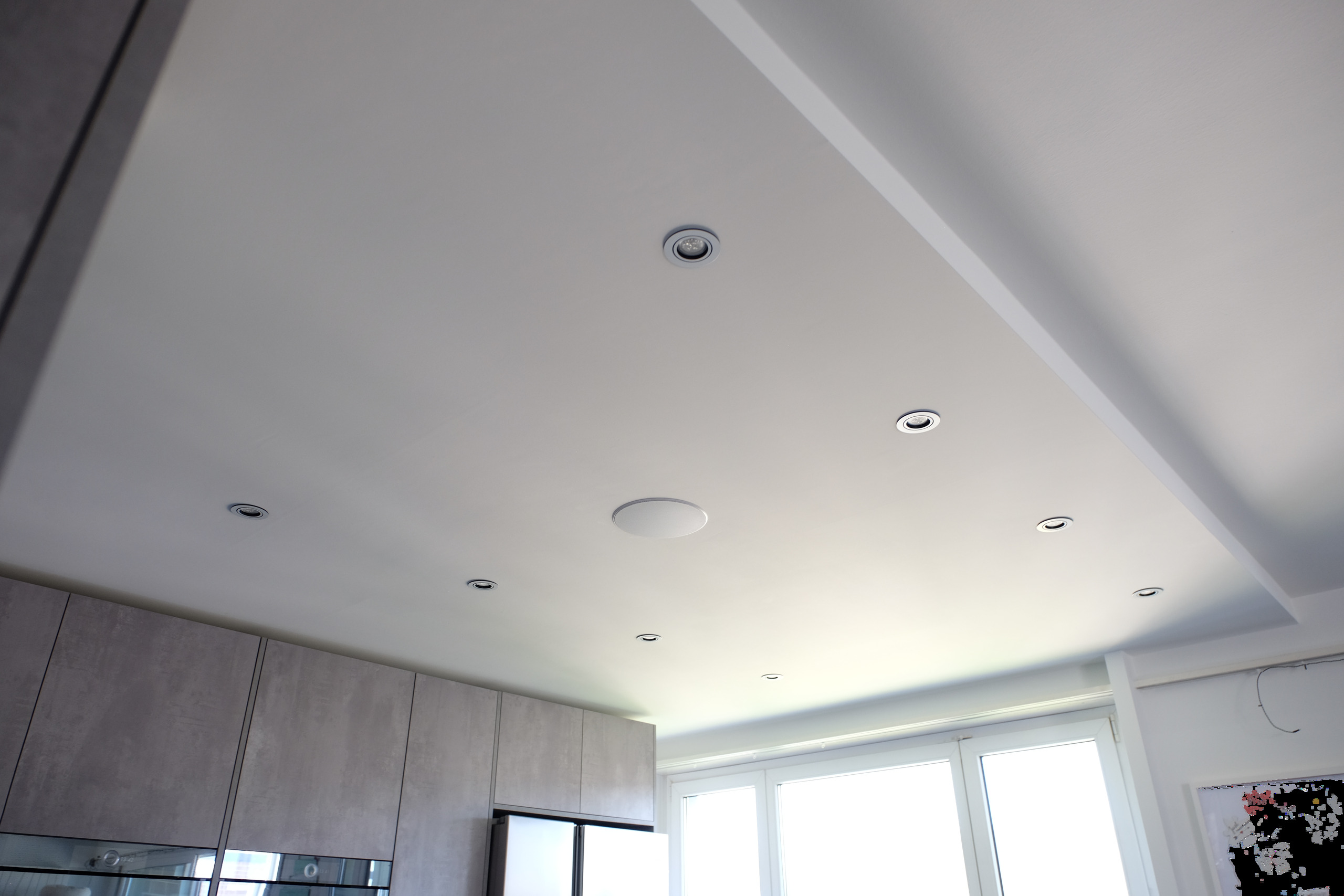 Moderne Küche mit abgehängter Decke