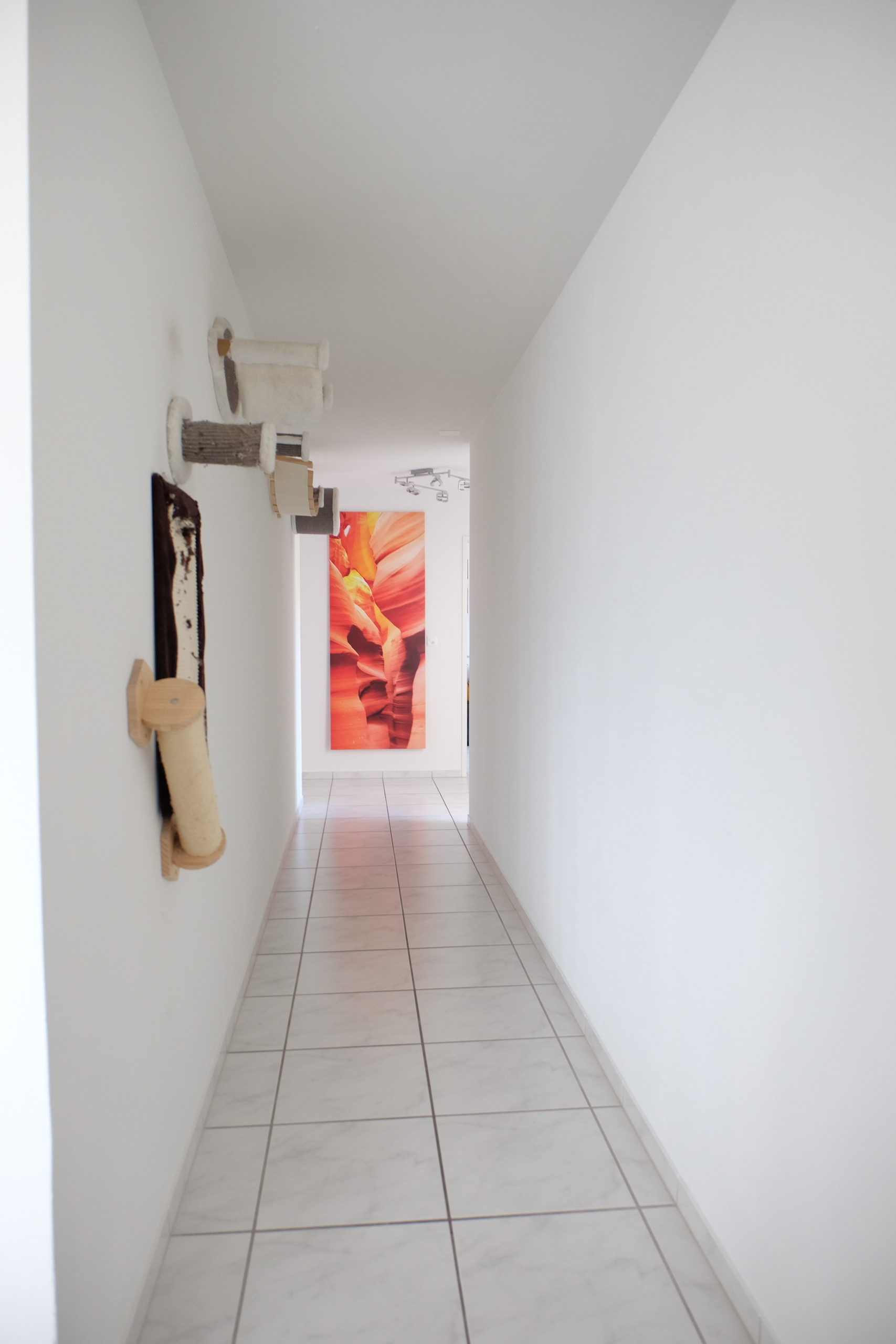 Langer Flur mit Wanddekoration