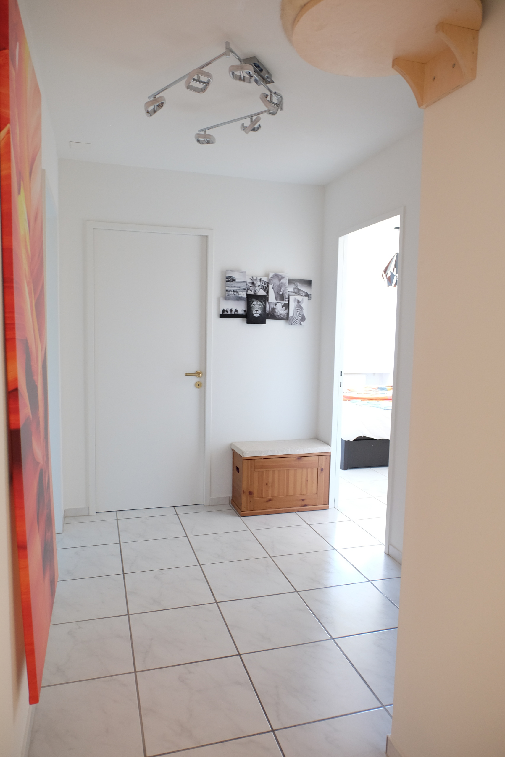 Heller Flur mit Zugang zu einem Schlafzimmer