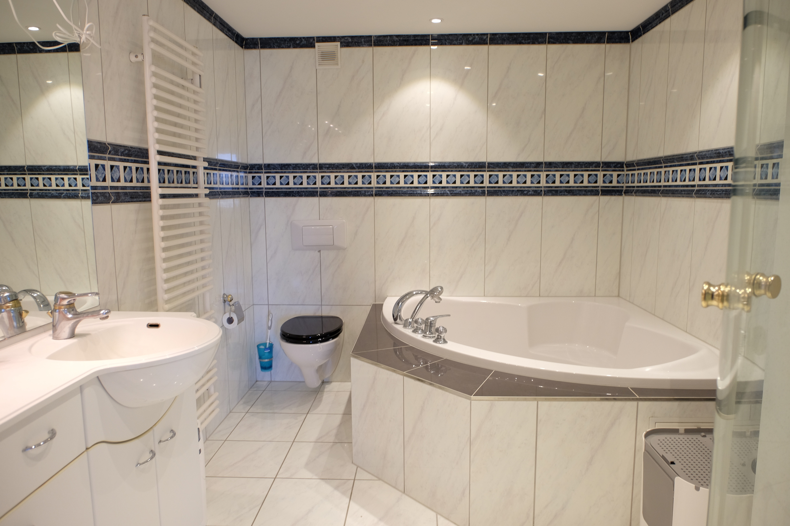 Modernes Badezimmer mit Badewanne