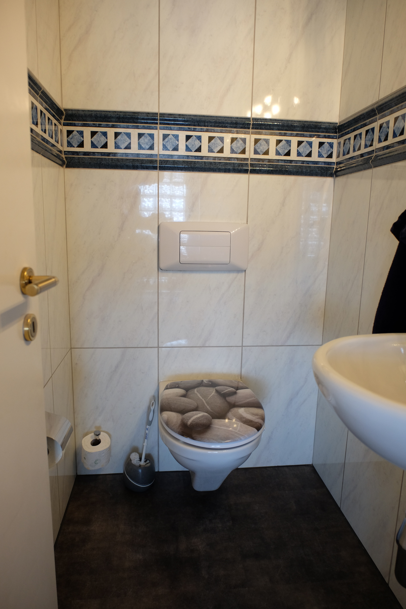 Kleines modern gefliestes Gäste-WC
