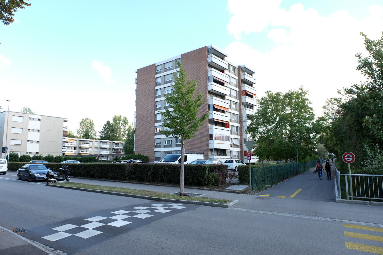 Wohnanlage an der Straße