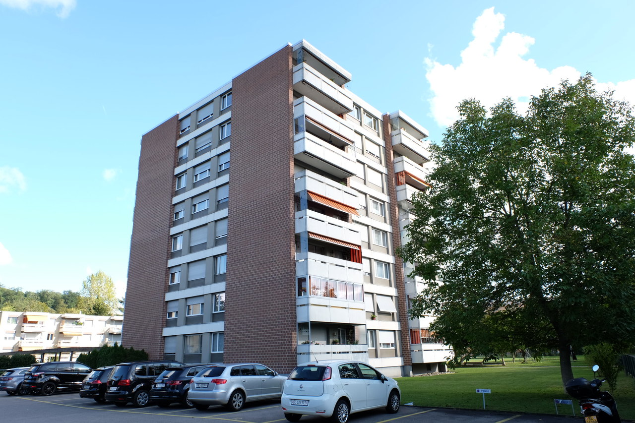 Mehrfamilienhaus mit Balkonen und Grünfläche