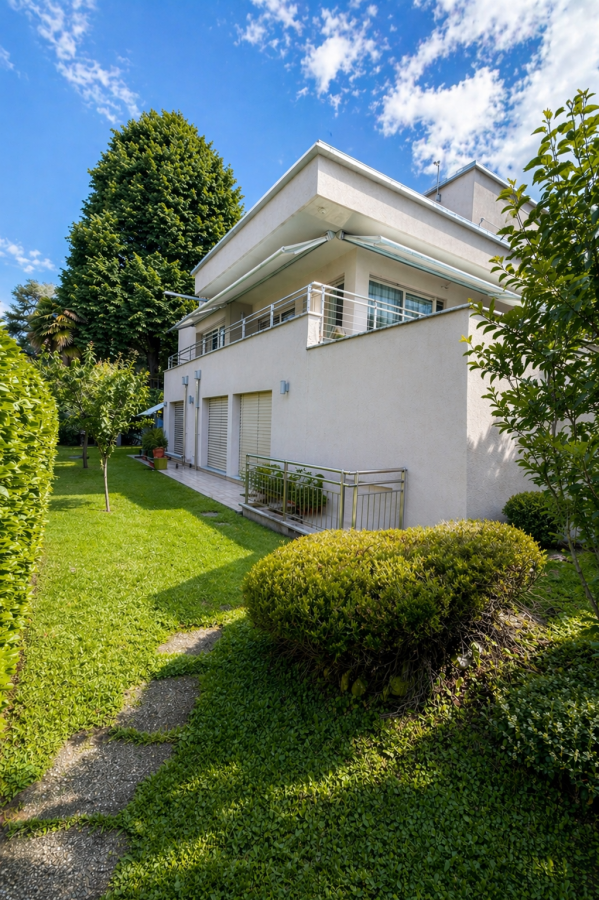 Modernes Einfamilienhaus mit Garten