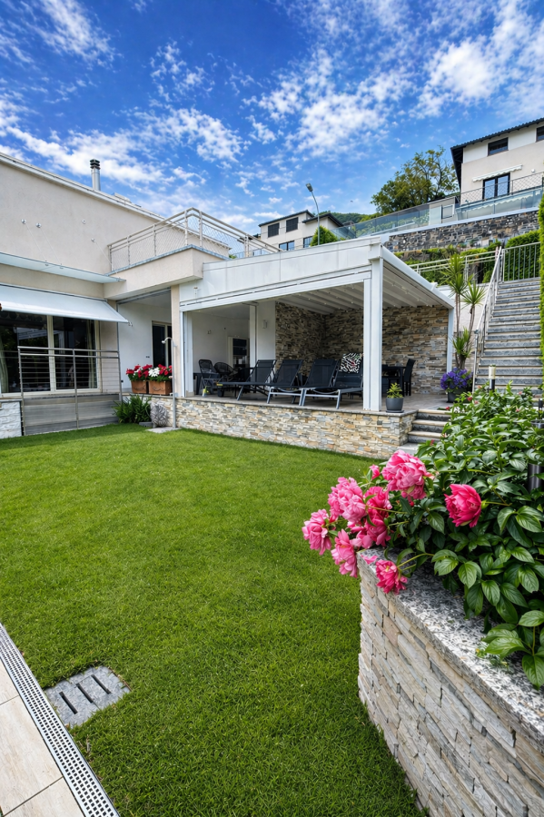 Terrasse und Garten mit überdachter Sitzfläche