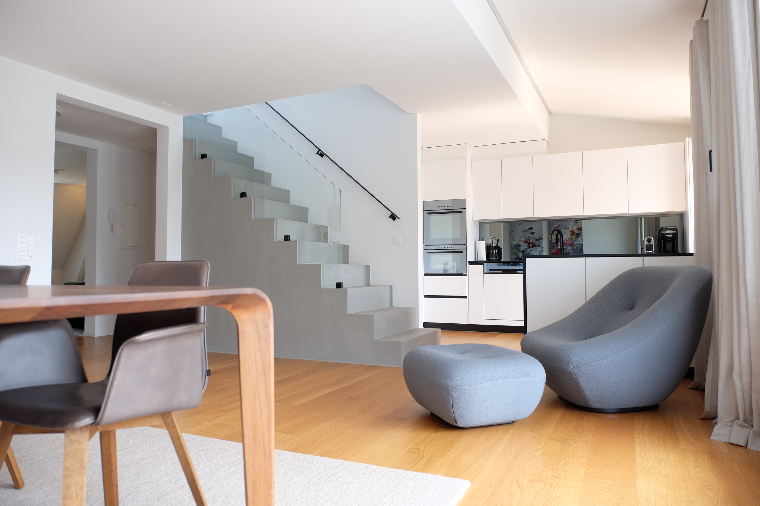 Offener Wohnbereich mit Küche und Treppe