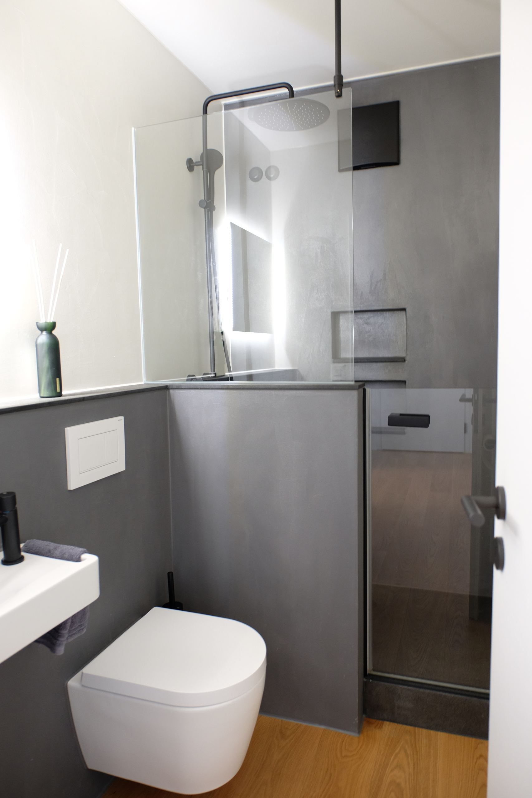 Modernes Gäste-WC mit bodengleicher Dusche