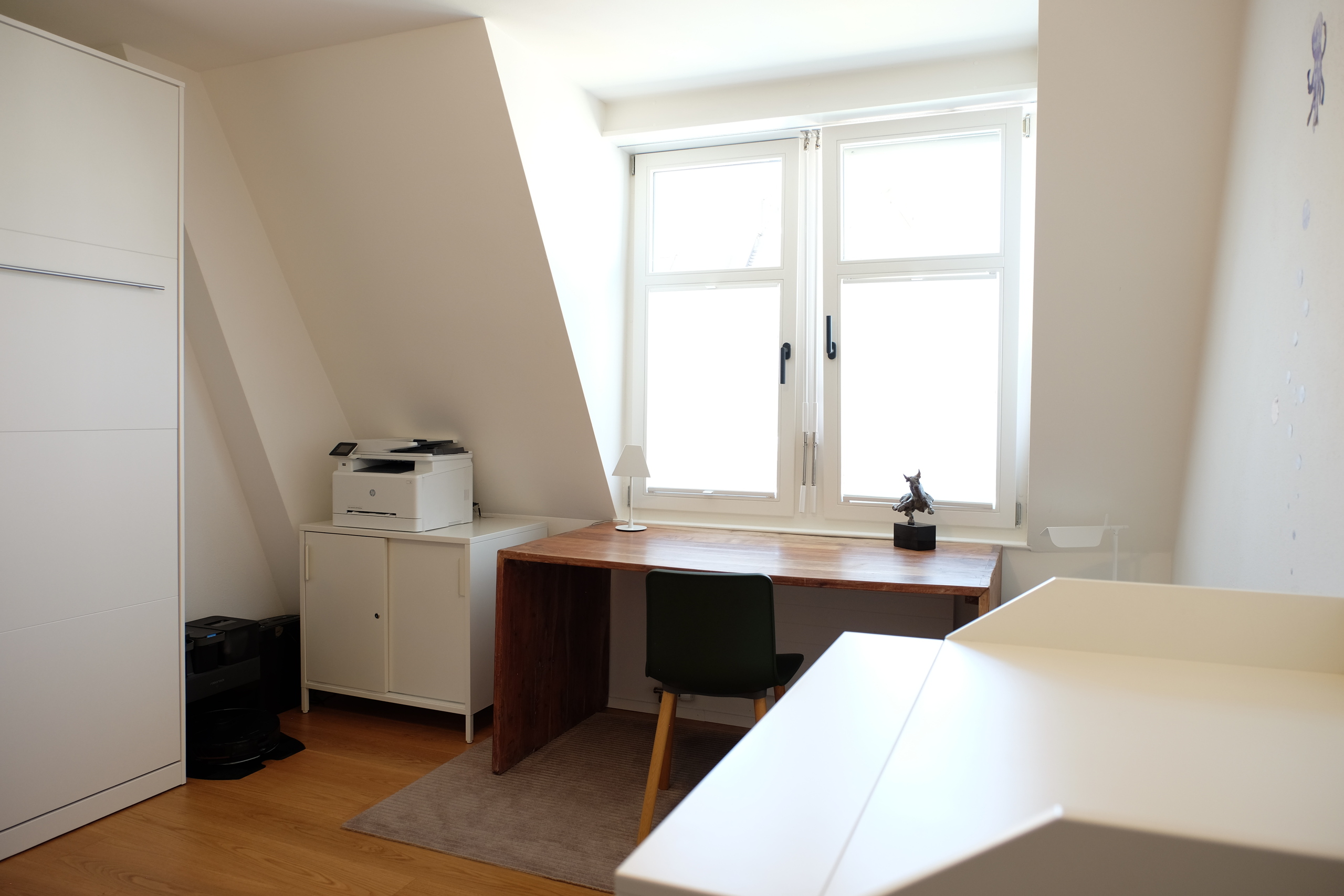 Helles Arbeitszimmer unter der Dachschräge