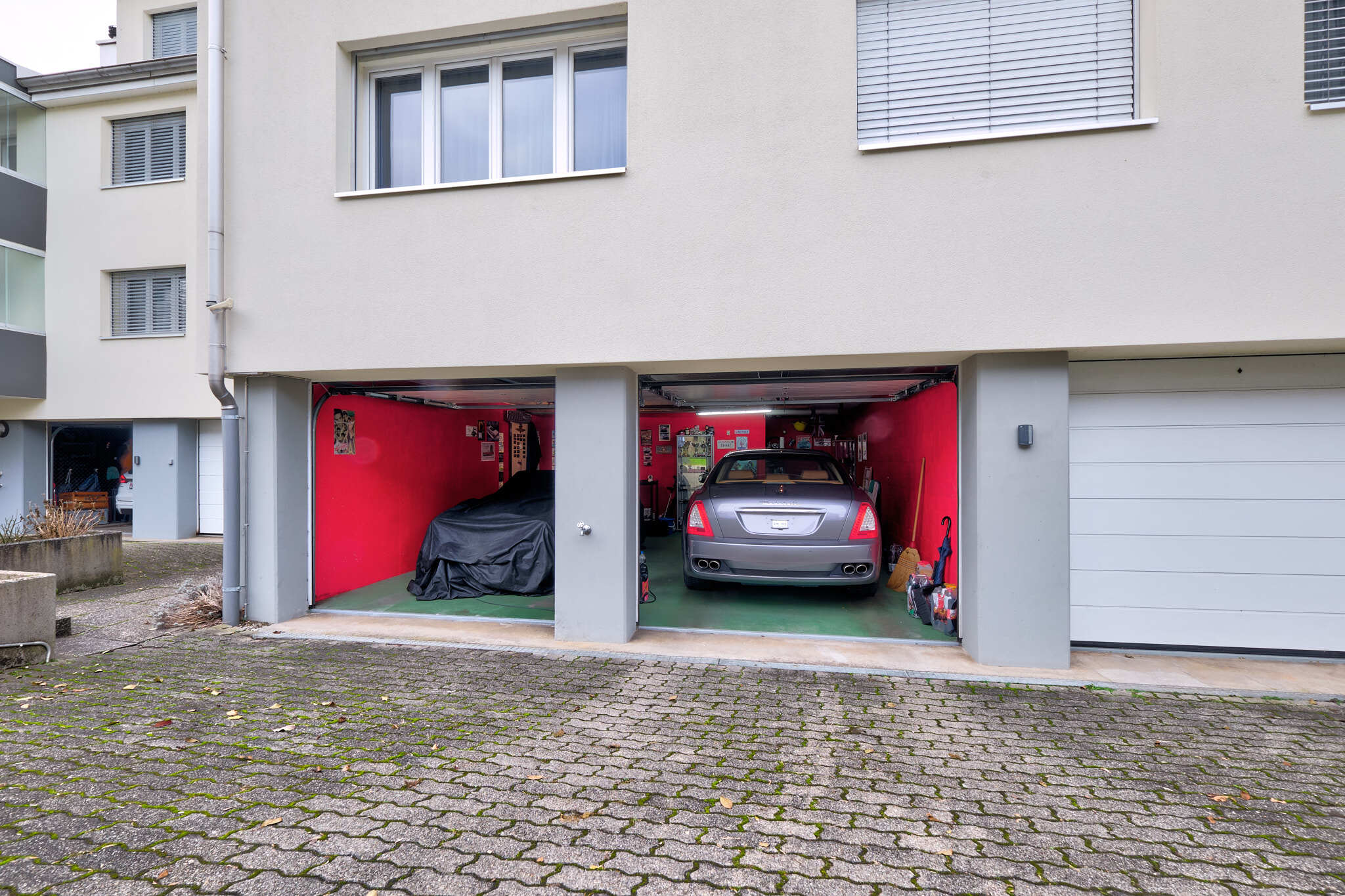 Doppelte Garage eines Wohnhauses