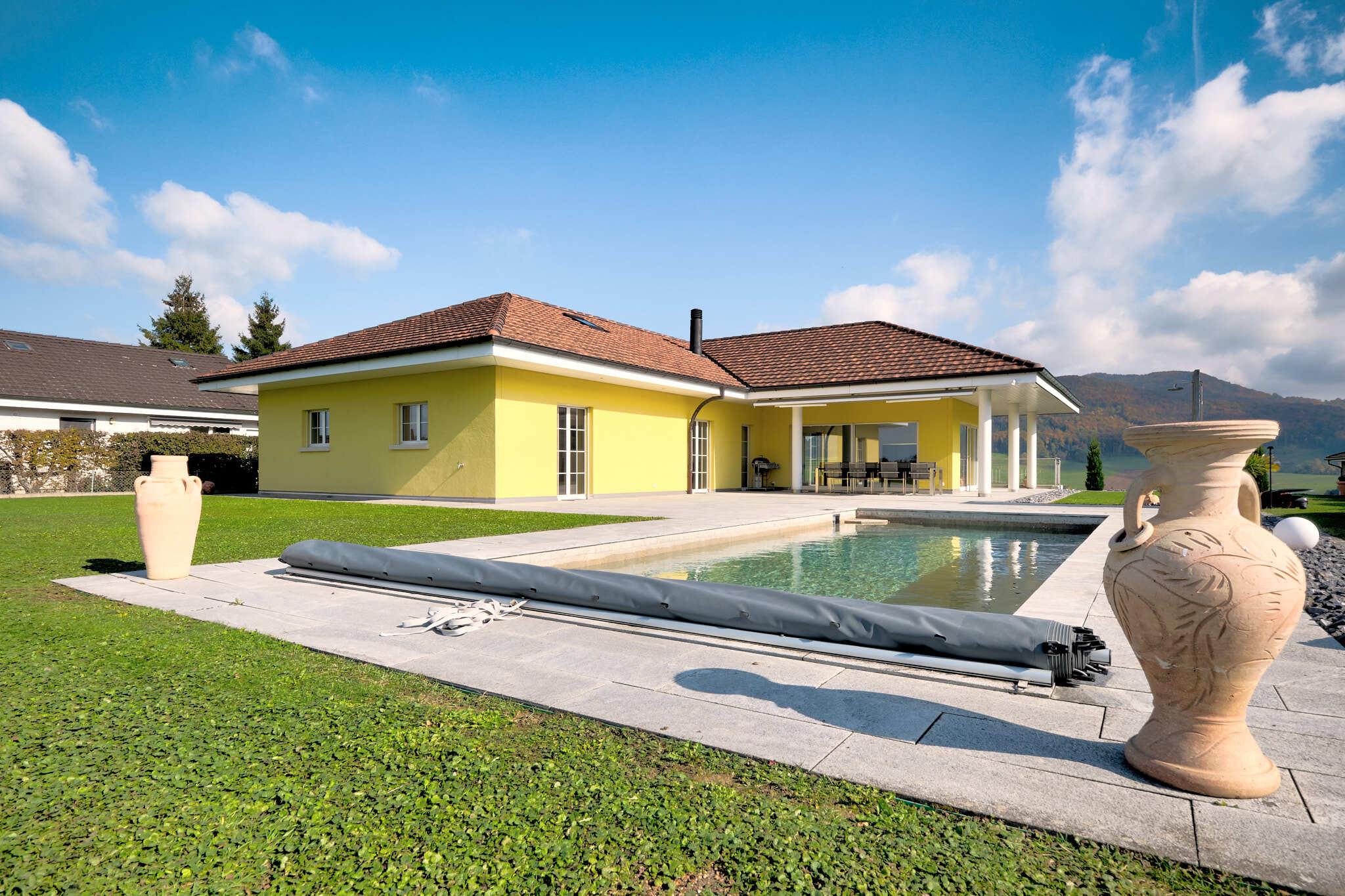 Exklusive Außenansicht mit Pool und Bergpanorama