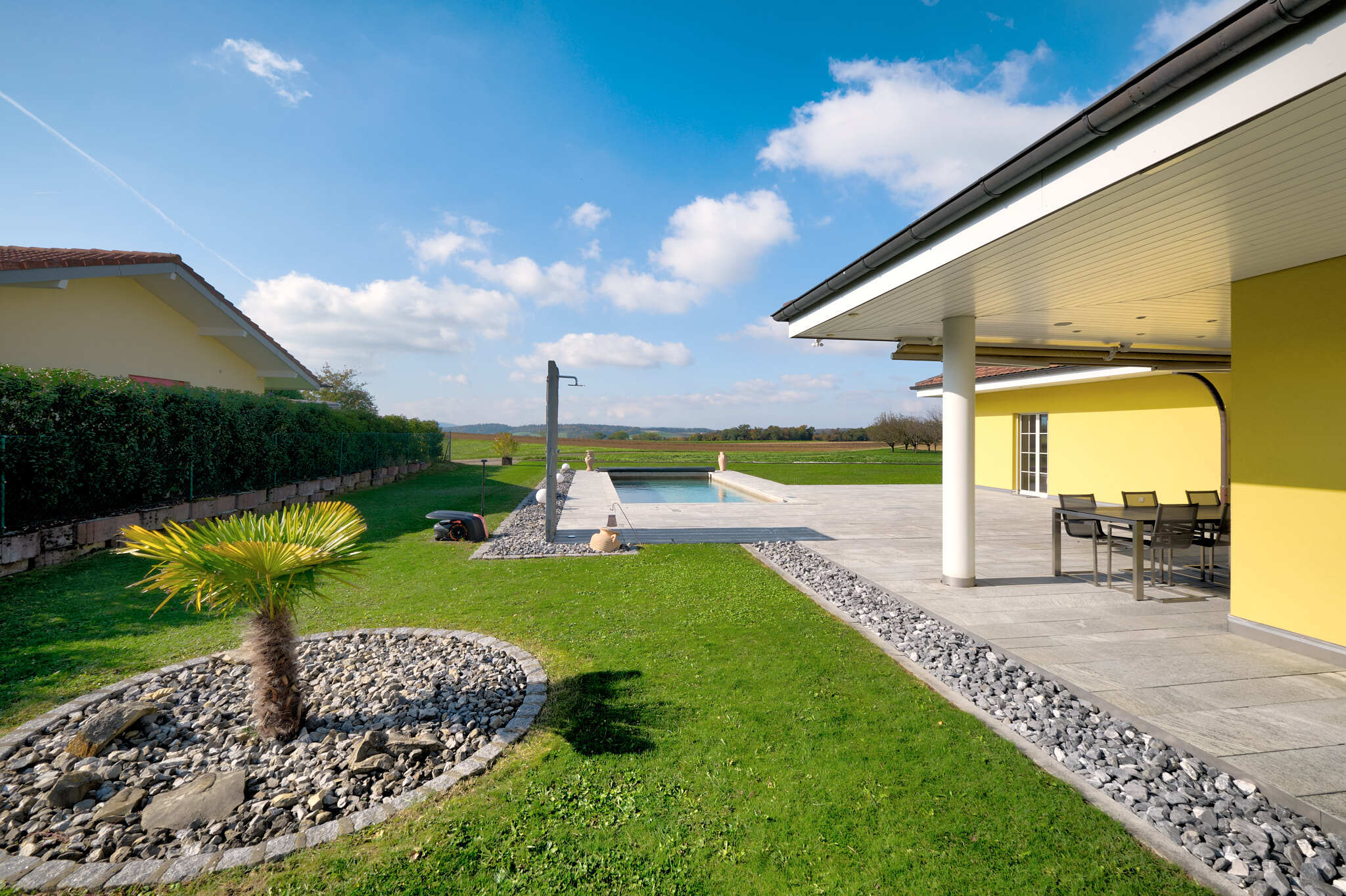 Garten mit Pool und überdachter Terrasse